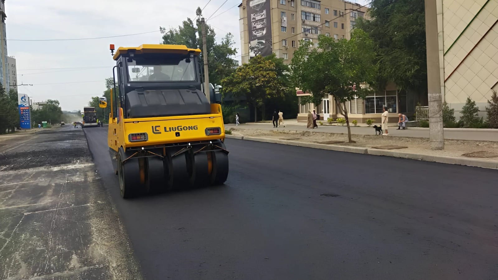 Ремонт улицы Юнусалиева завершат до 31 августа – началась укладка асфальта