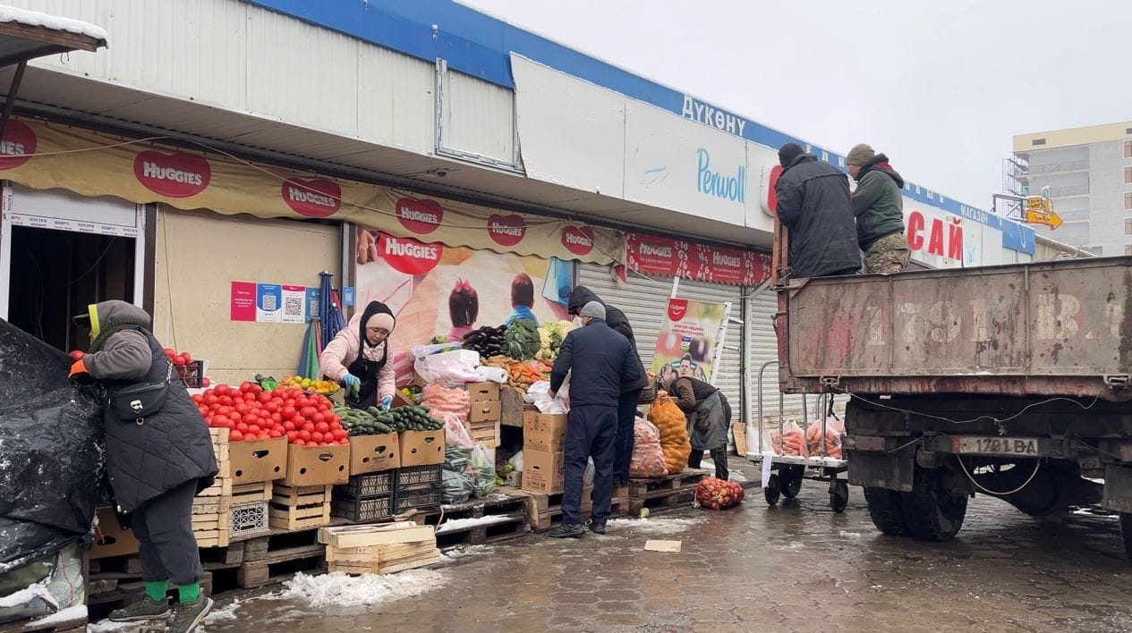 На рынке «Орто-Сай» ликвидировали более 300 точек стихийной торговли