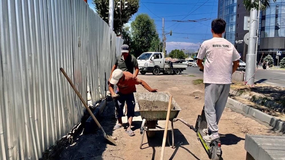 В Бишкеке вдоль улицы Фрунзе ремонтируют тротуары изображение публикации