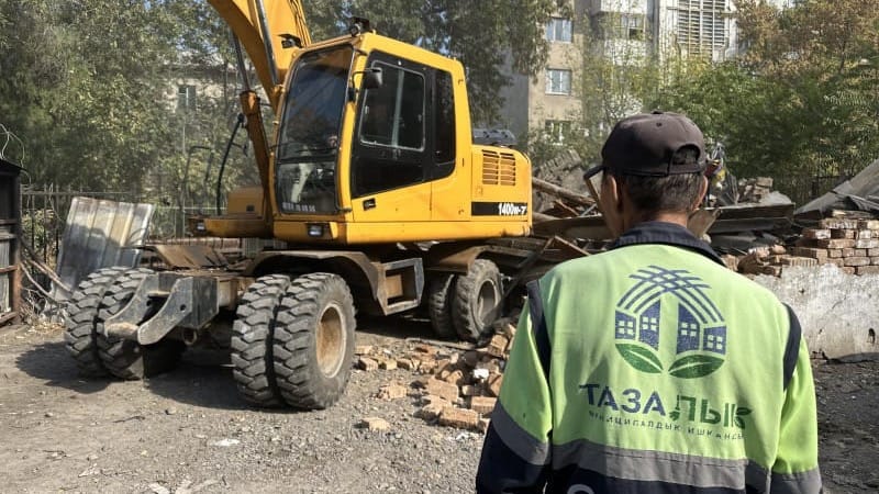 В Бишкеке демонтировали самовольно построенный гараж на улице Бейшеналиева изображение публикации