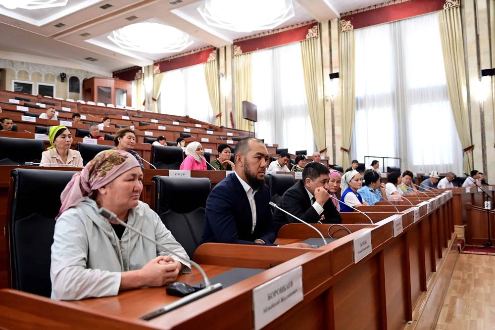 В парламенте обсудили проблемы трудовых мигрантов, находящихся в конфликте с законом изображение публикации